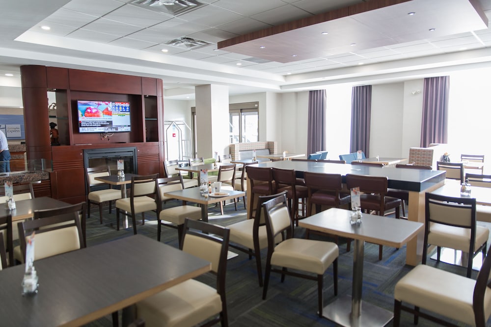 Holiday Inn Express Hotel And Suites Brampton 38/47