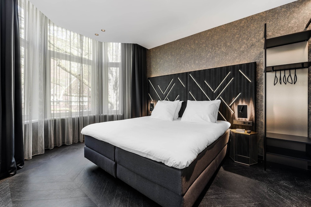 DELUXE, KING BED