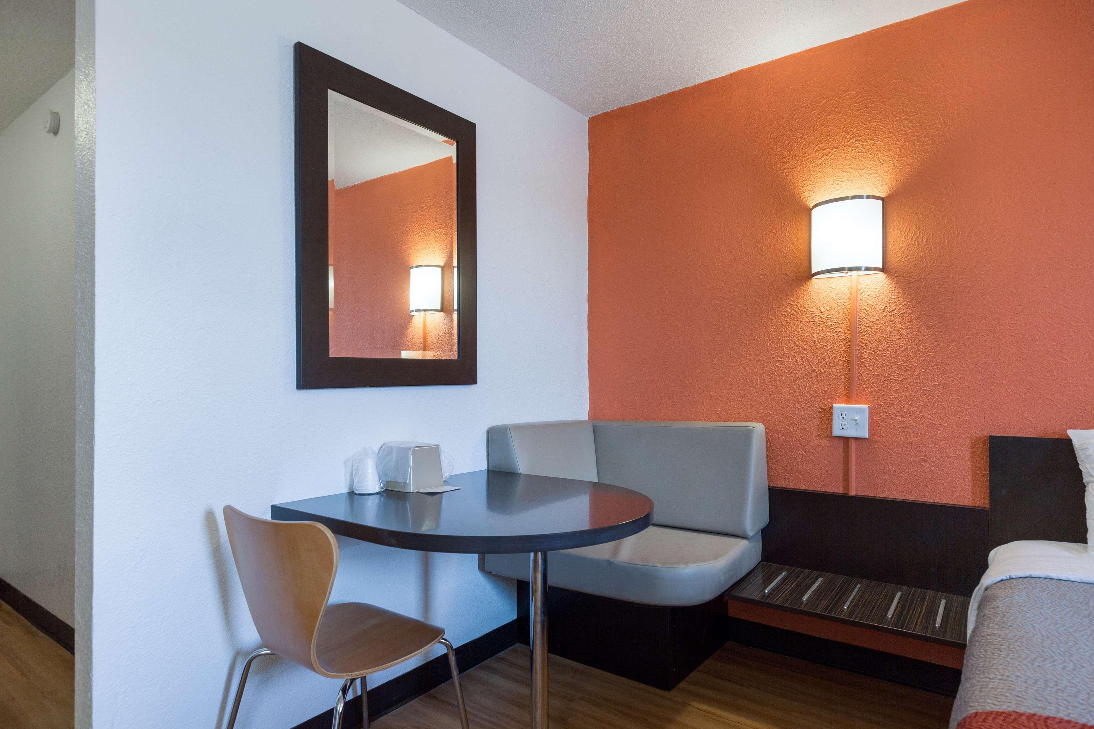 Americas Best Value Inn Lincoln, IL 18/28
