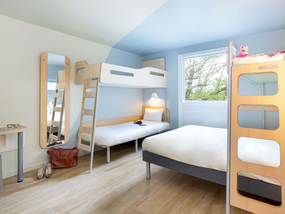 Family, 1 Double and 3 Single Beds