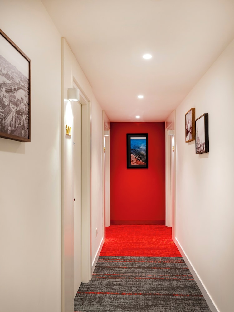 JUNO RESIDENCES 32/40