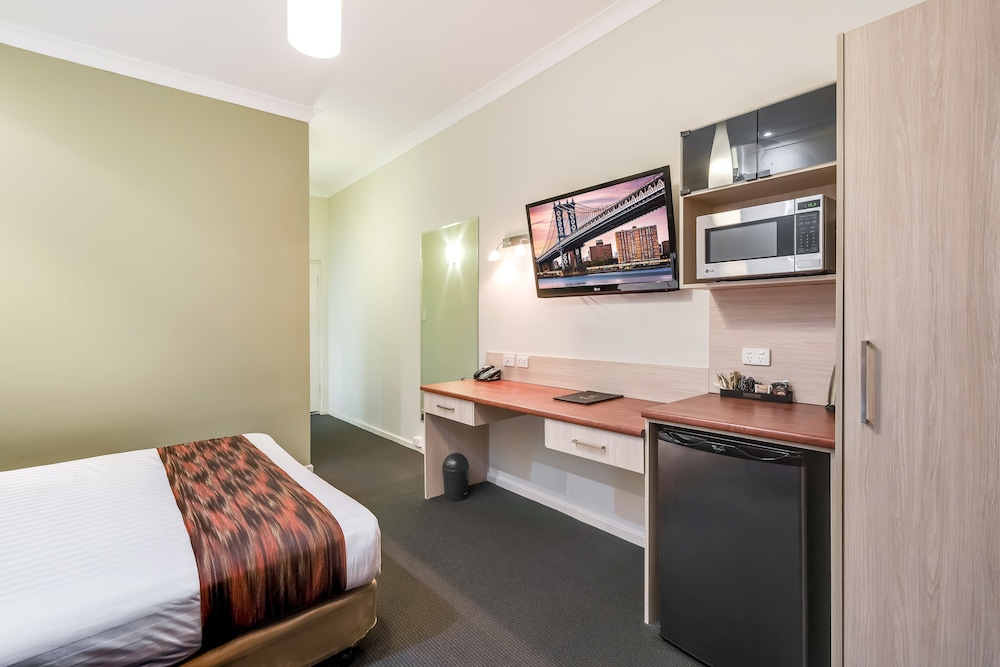 Prince of Wales Motor Inn 49/64
