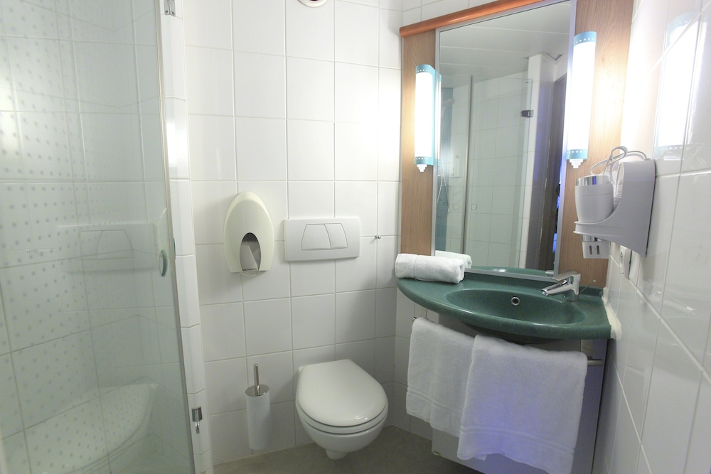 Brit Hotel Confort Calais 37/41