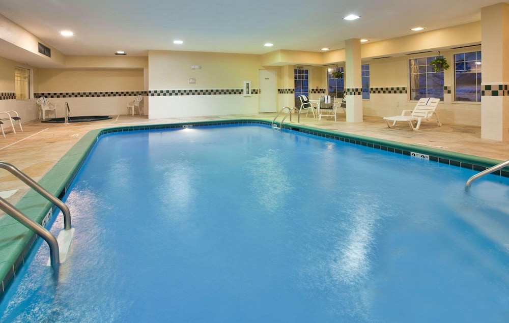 Country Inn & Suites by Radisson, Bloomington-Normal West, IL 35/56