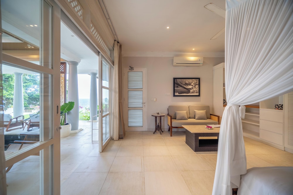 Junior, Queen Bed, Raaga Samudra Villa 3/5