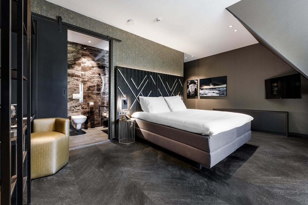 SUPERIOR, KING BED