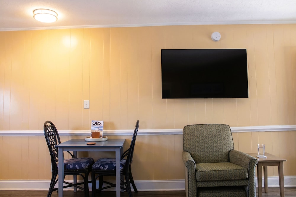 Colonial Inn Motel 64/77