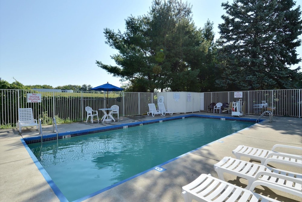 Motel6 Nashua, NH - North image