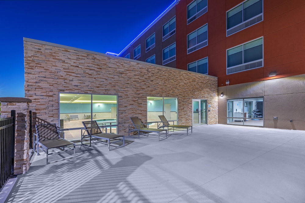 Holiday Inn Express & Suites Parsons 5/39