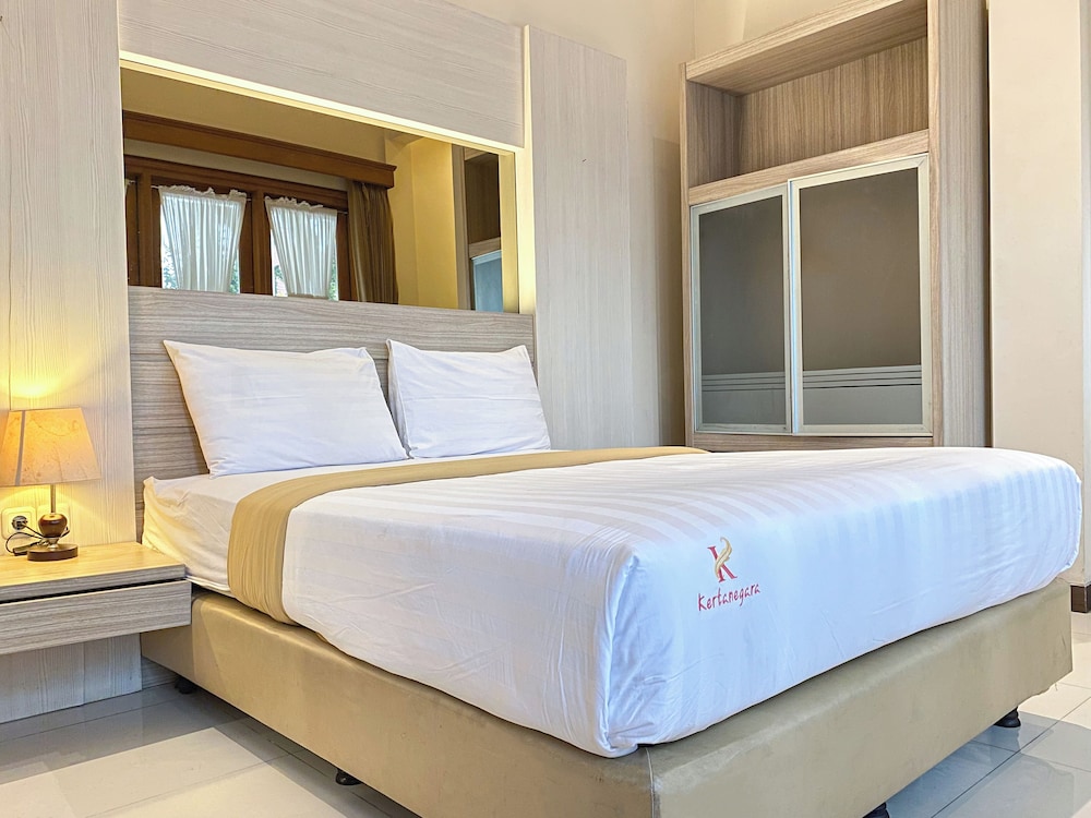STANDARD, QUEEN BED