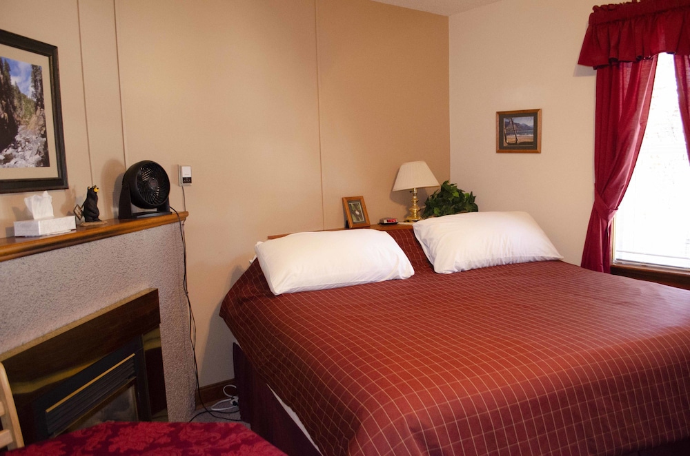 Crandell Mountain Lodge 27/66