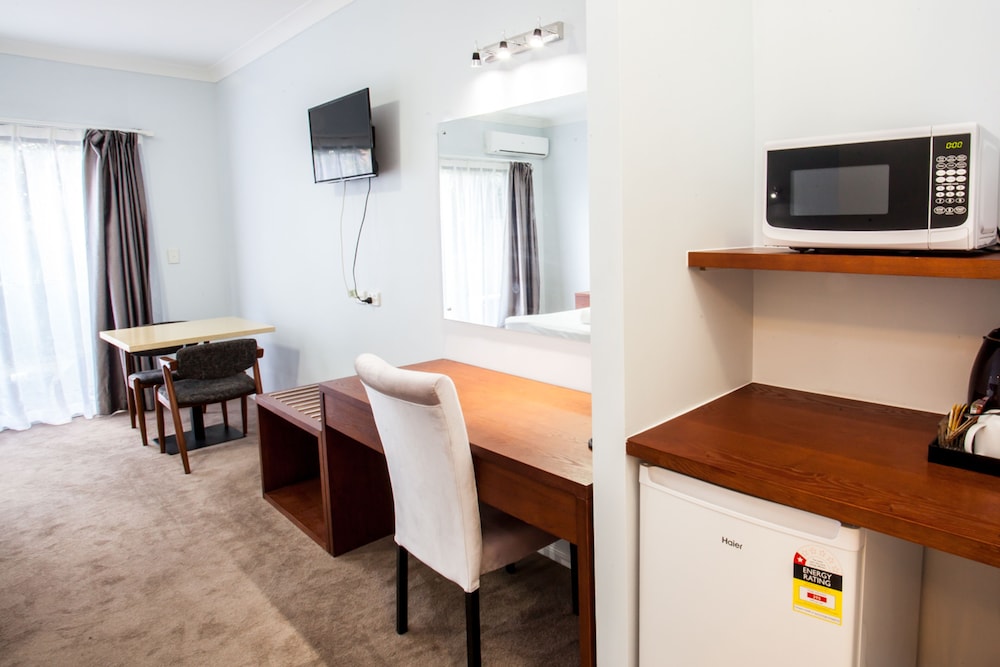 SPRINGWOOD MOTOR INN 43/50