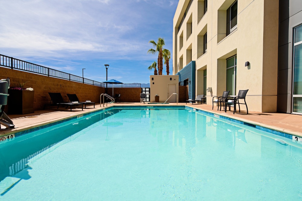 Holiday Inn Express and Suites Palm Desert Millennium 3/52