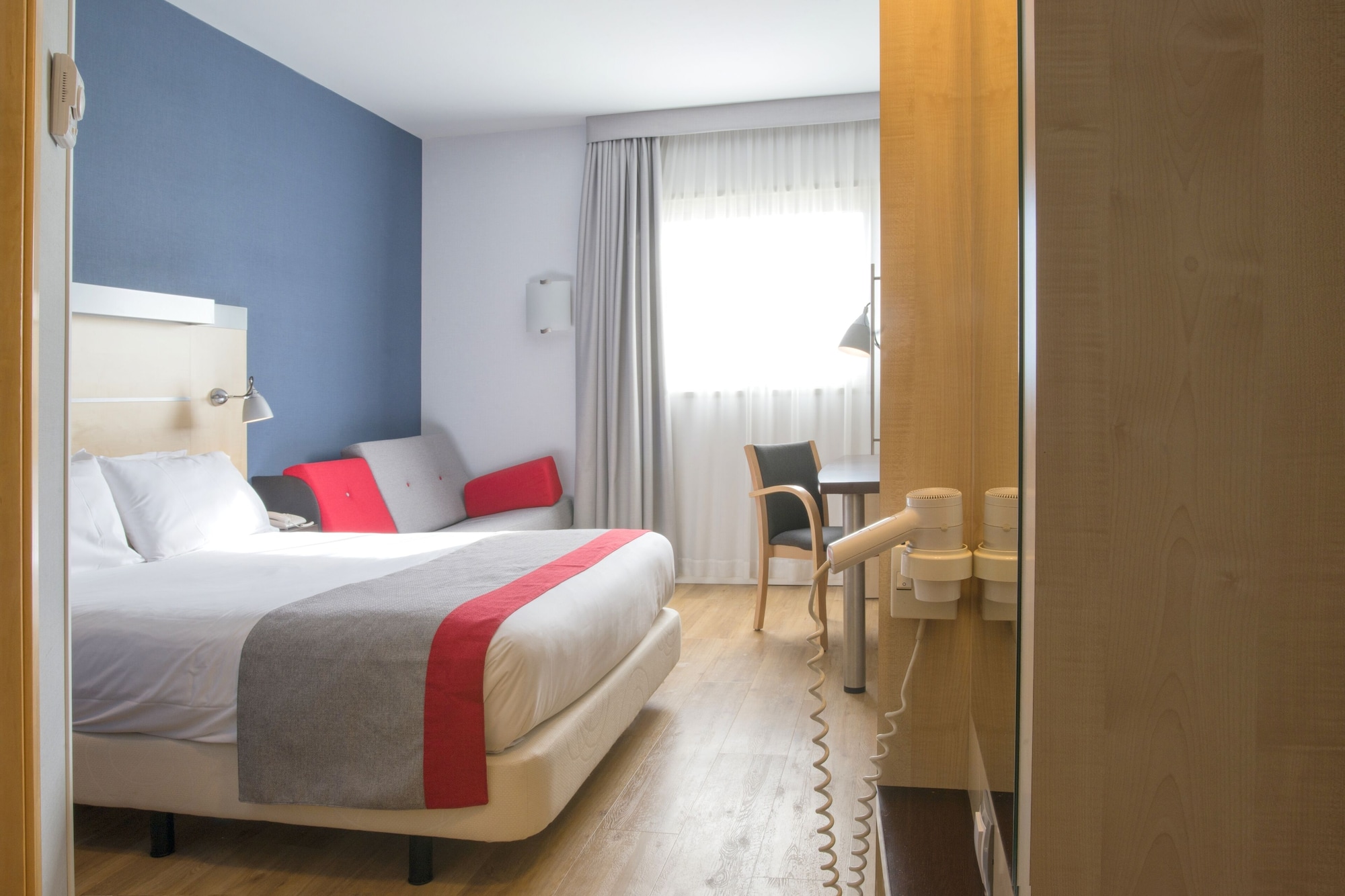 غرفة قياسية بسرير كوين مع أريكة، Holiday Inn Express Sant Cugat 5/9