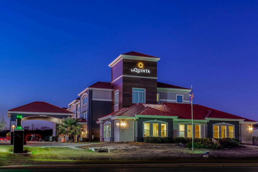 La Quinta Inn & Suites by Wyndham Kerrville 2/61