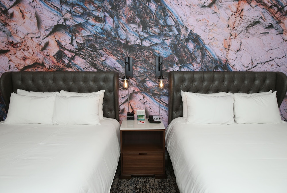 HOTEL INDIGO NAPERVILLE RIVERWALK 27/78