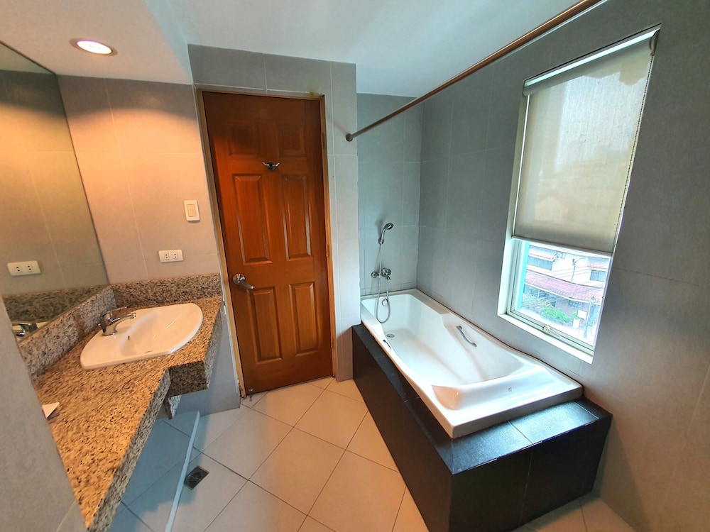 Festive Hotel Makati 60/60