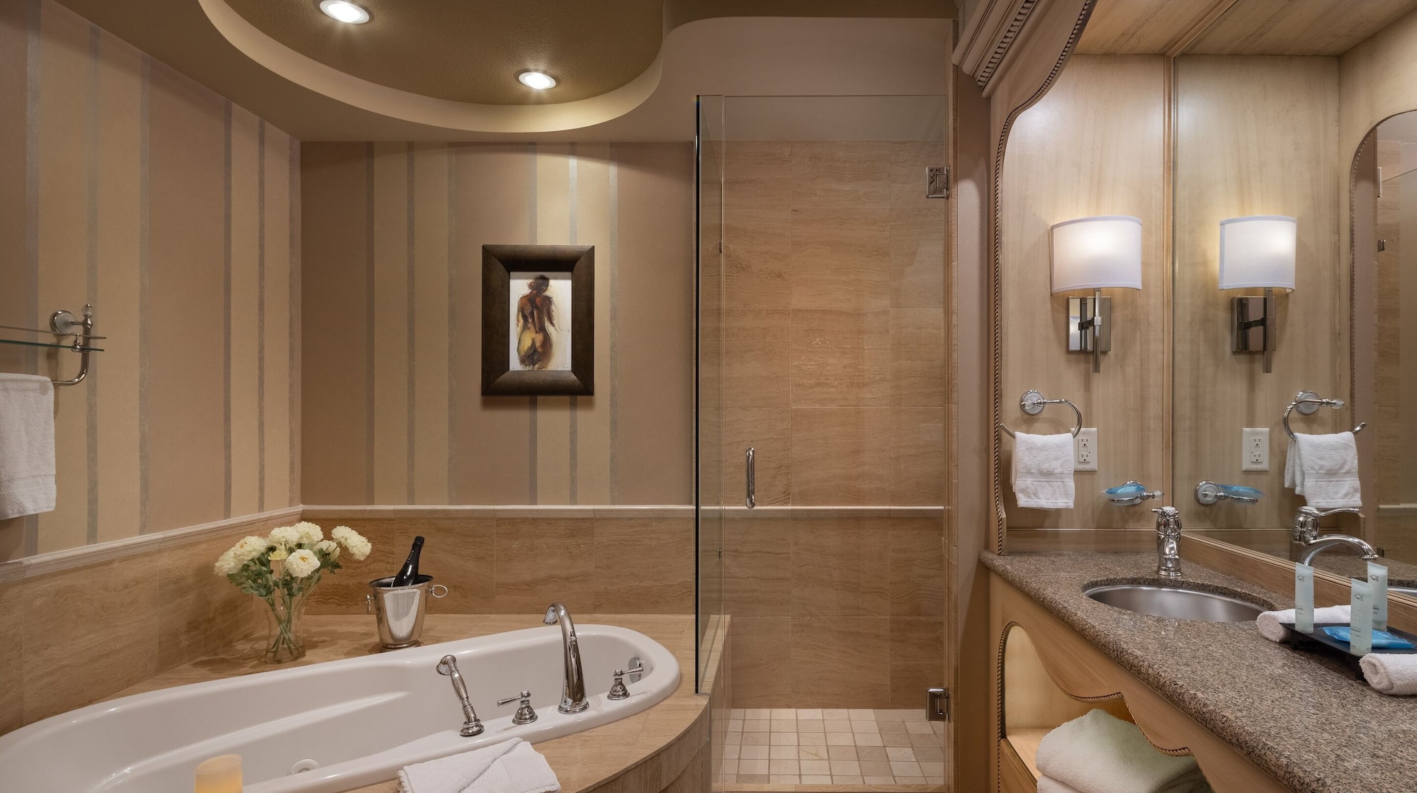 جناح بسرير كينج بغرفة نوم واحدة مع أريكة، The Royal Kelowna 5/6