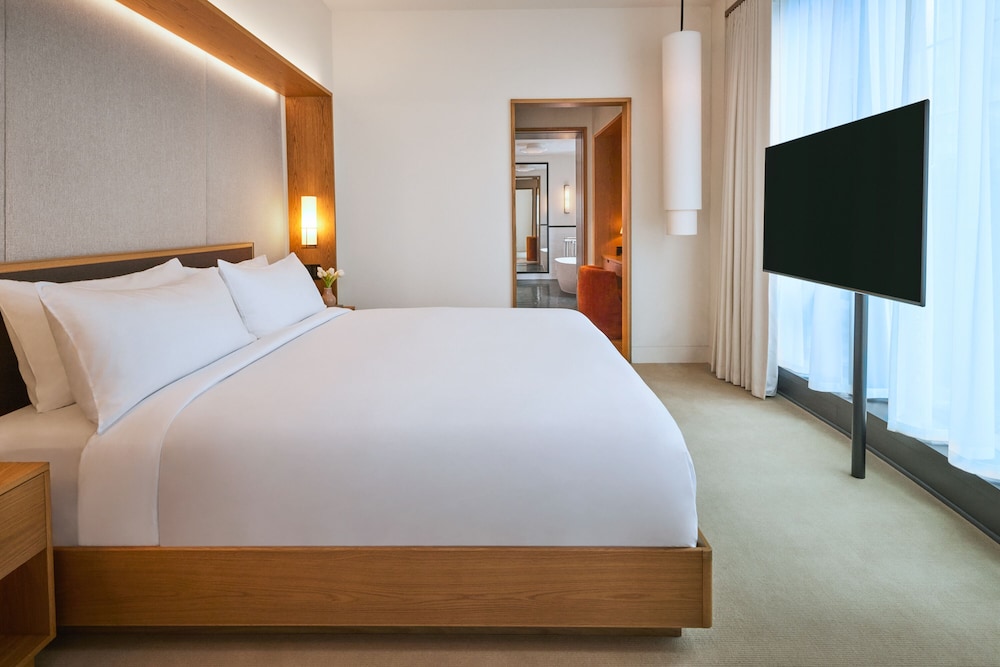 SKYLINE, SUITE, KING BED, CORNER