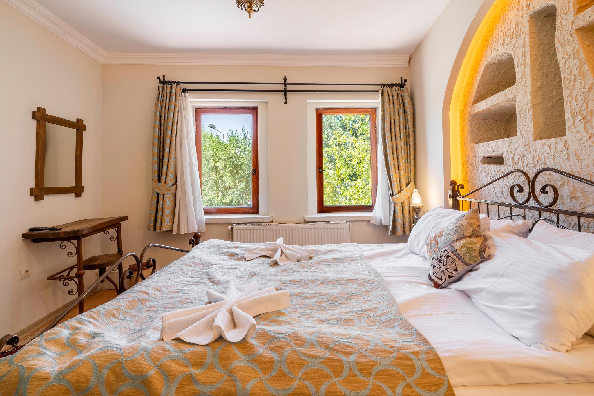 Cave, Superior, Queen Bed