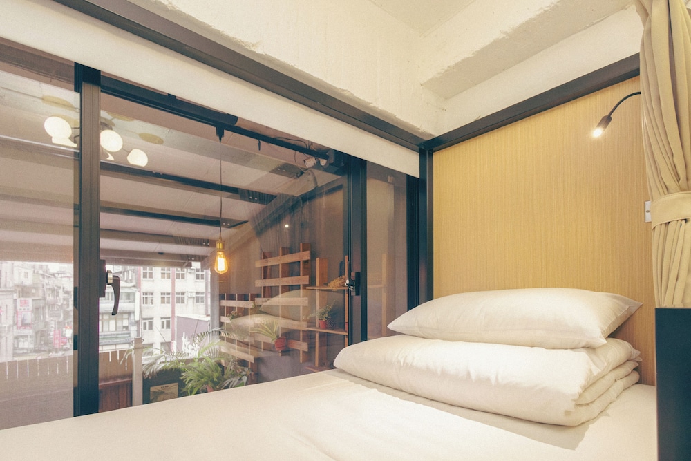 ROOM, QUADRUPLE, SHARED BATHROOM