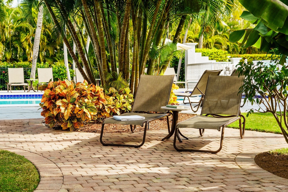 Olde Marco Island Inn And Suites 45/57