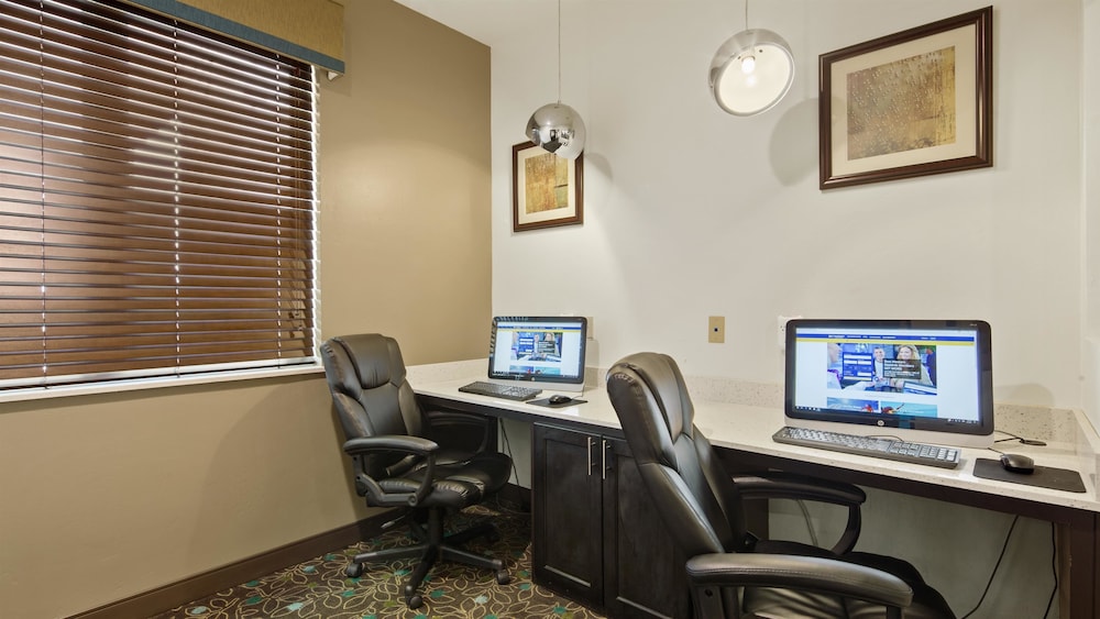 Best Western Lindsay Inn Suites 22/24