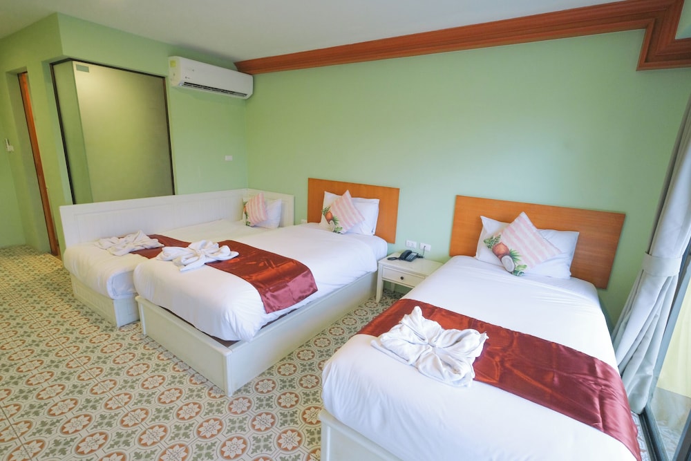 ROYAL PINEAPPLE HOTEL a welcome to wealth and good fortune 29/61