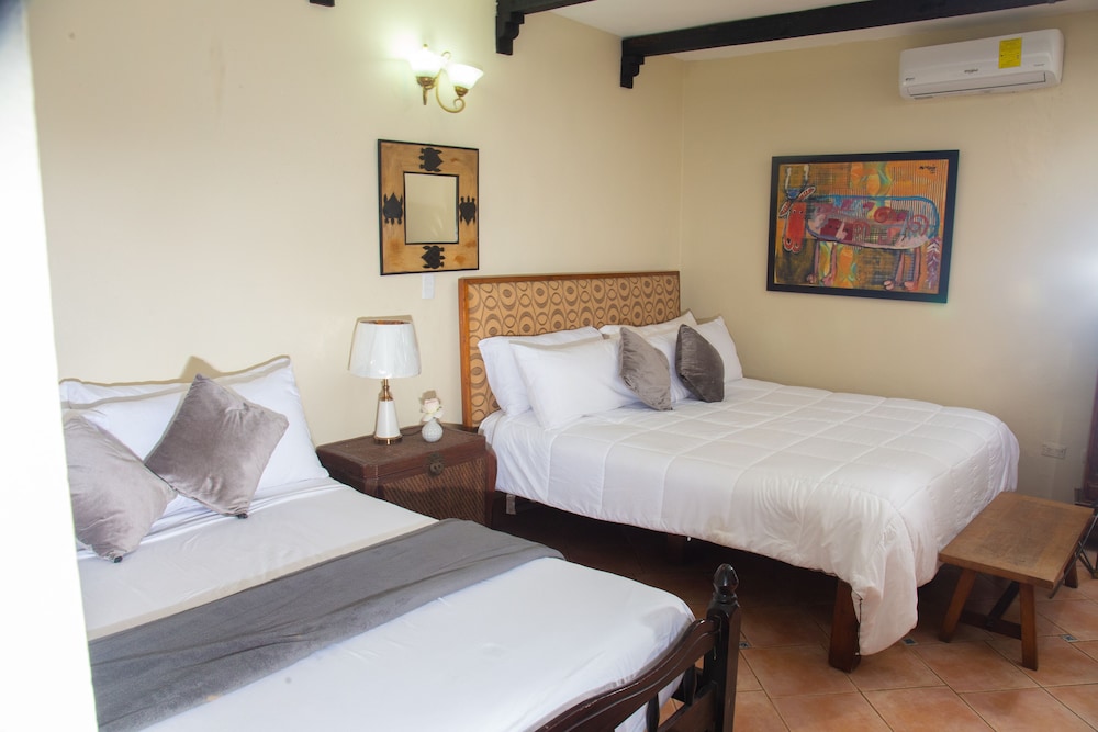 Hotel Dona Elvira 24/70