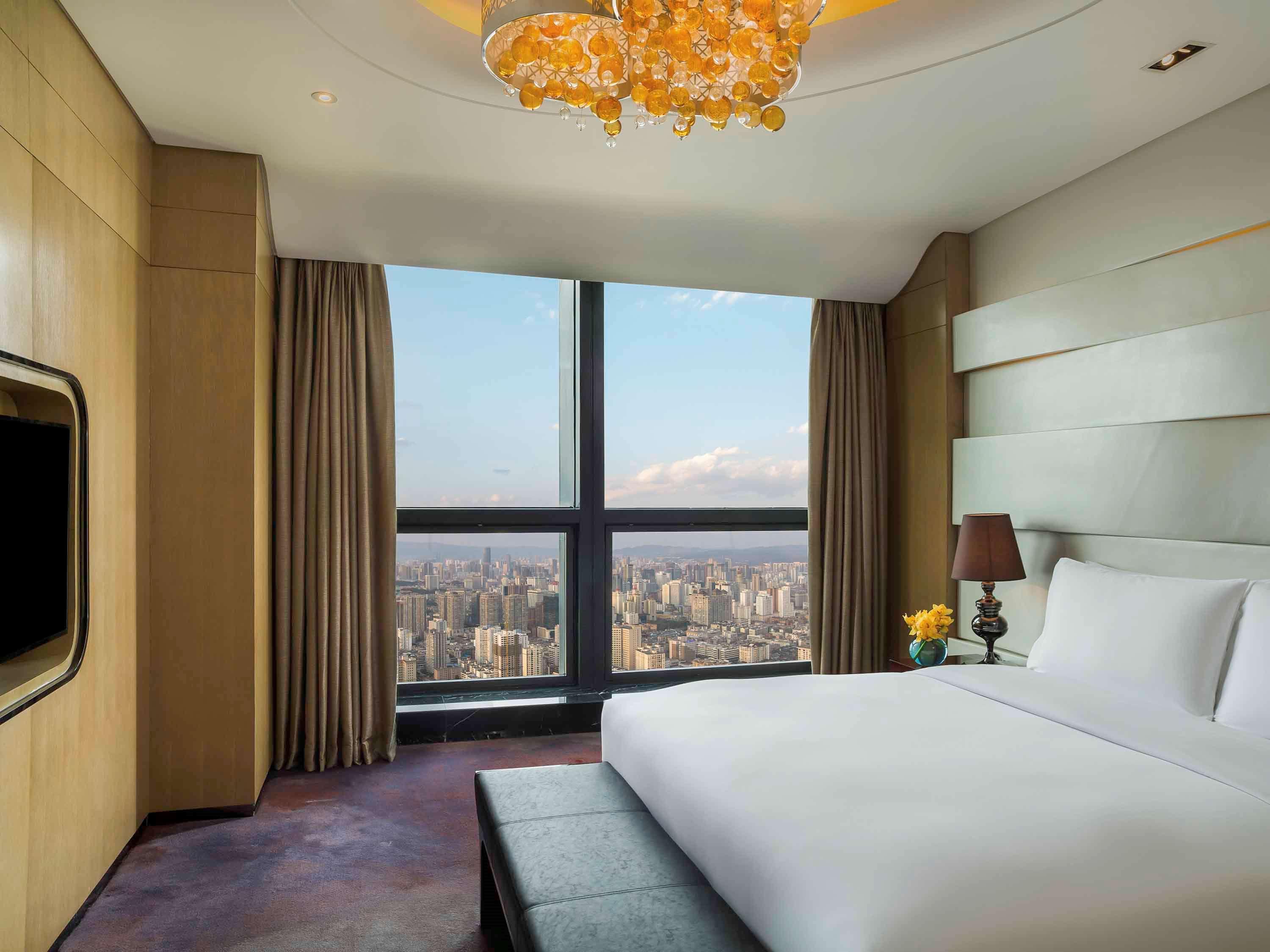 PRESTIGE, SUITE, KING BED, LIVING AREA