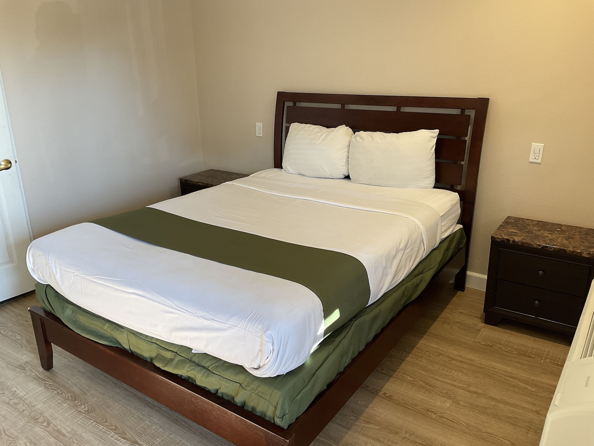 STANDARD, SINGLE, QUEEN BED, ACCESSIBLE