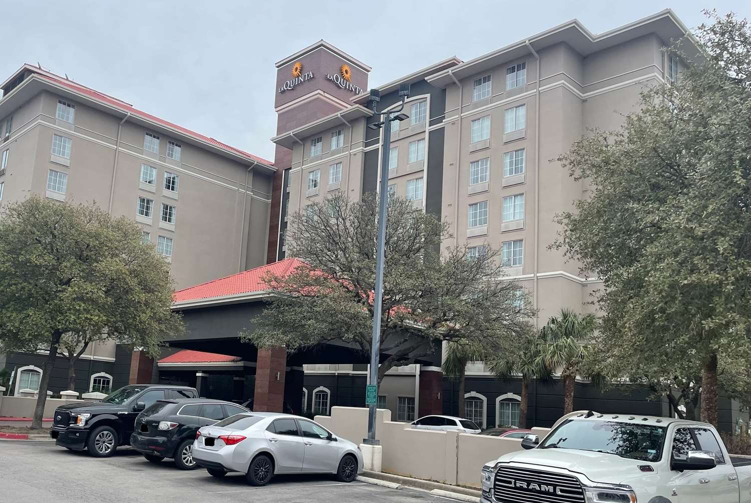 La Quinta Inn & Suites by Wyndham San Antonio Airport 55/63
