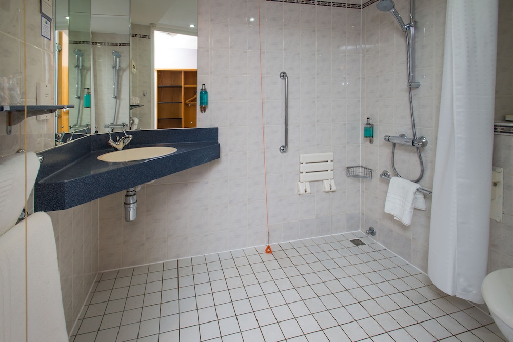 HOLIDAY INN EXPRESS BIRMINGHAM NEC 16/73
