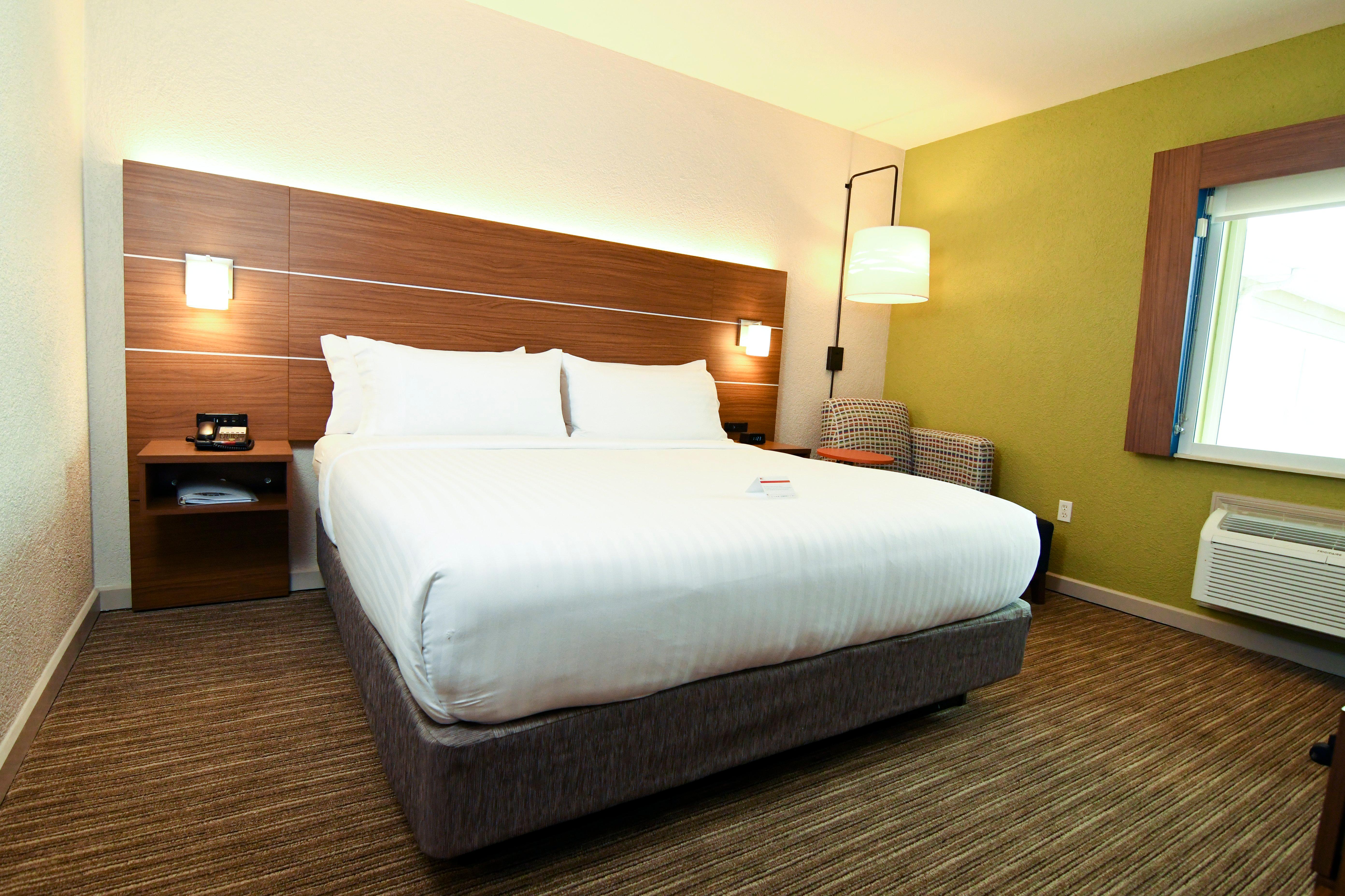 غرفة بسرير كينج، Holiday Inn Express Hotel And Suites Port Clinton Catawba Island 5/10
