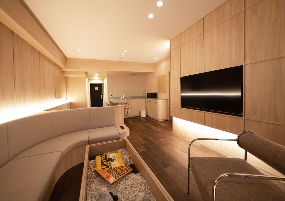 UH Suite Namba Station 32/41