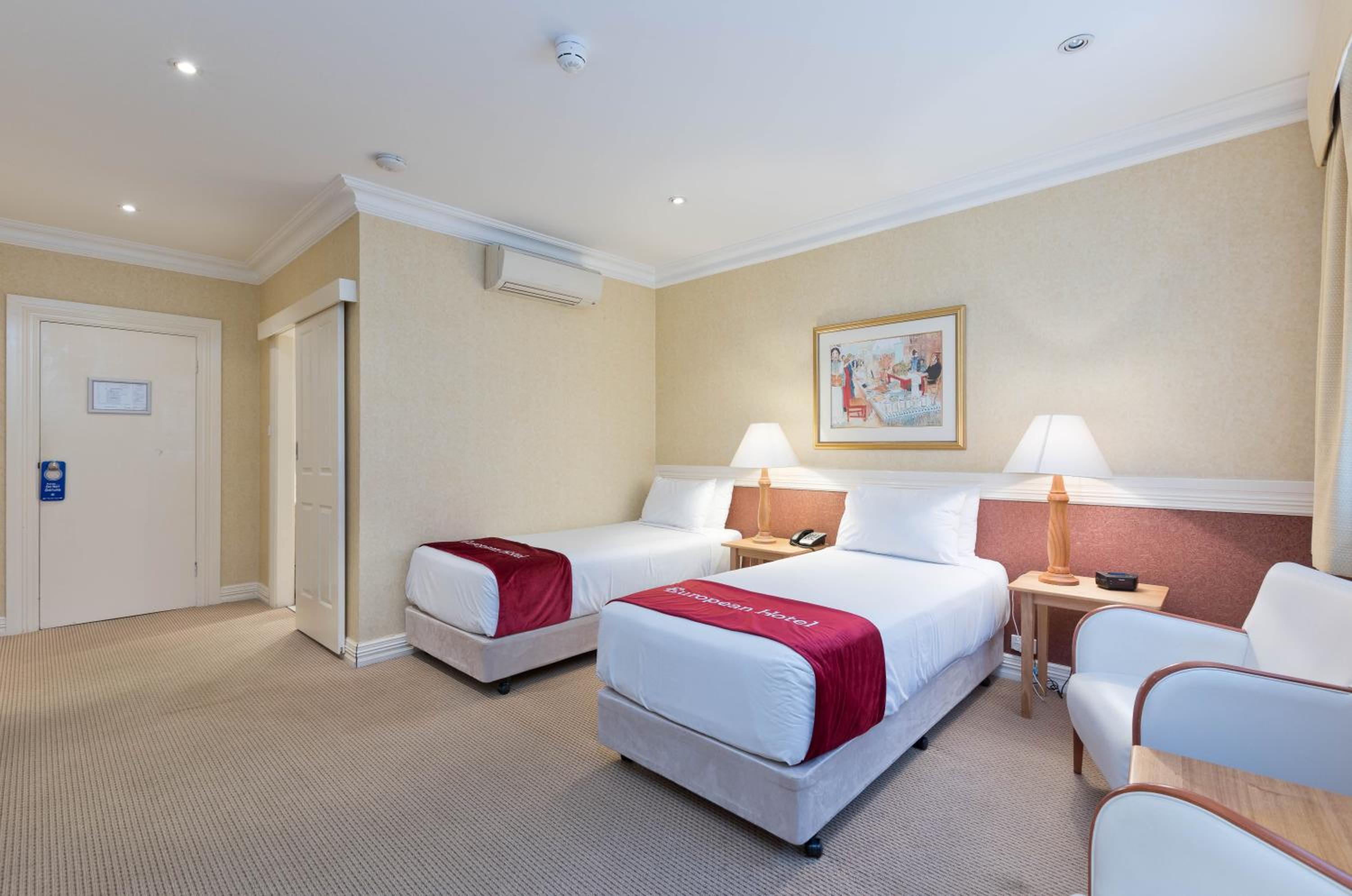 غرفة سوبيريور بسرير فردي، European Hotel 3/7