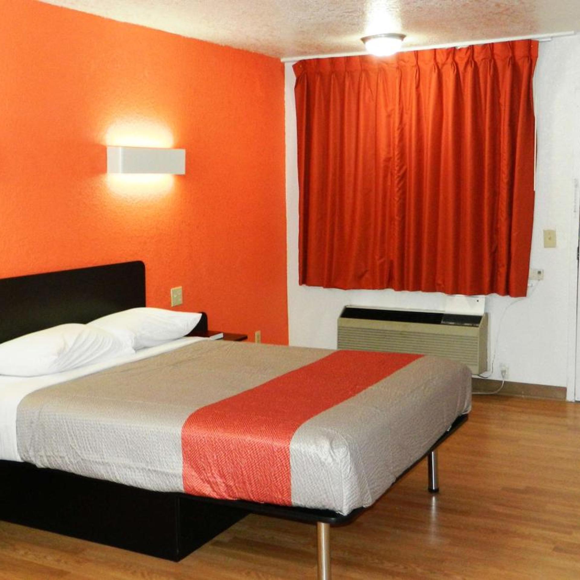 1 Queen Bed - ADA/Tub/Smoking