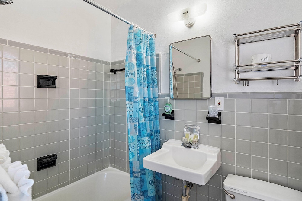 Malibu Resort Motel 46/50
