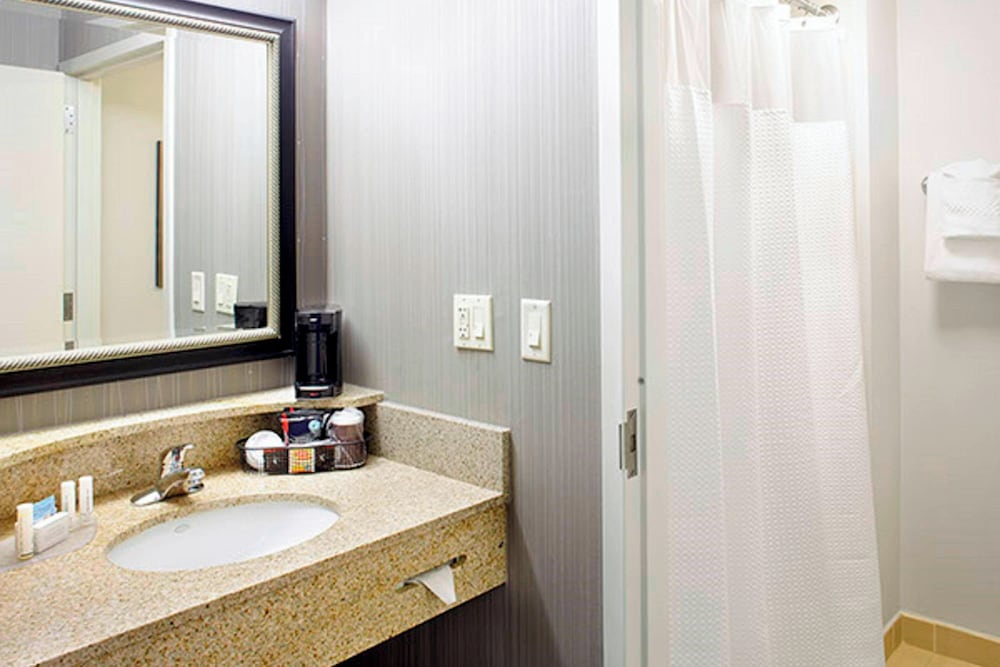 غرفة بسرير كينج مع أريكة لذوي الإعاقة، Courtyard Akron Stow 2/3