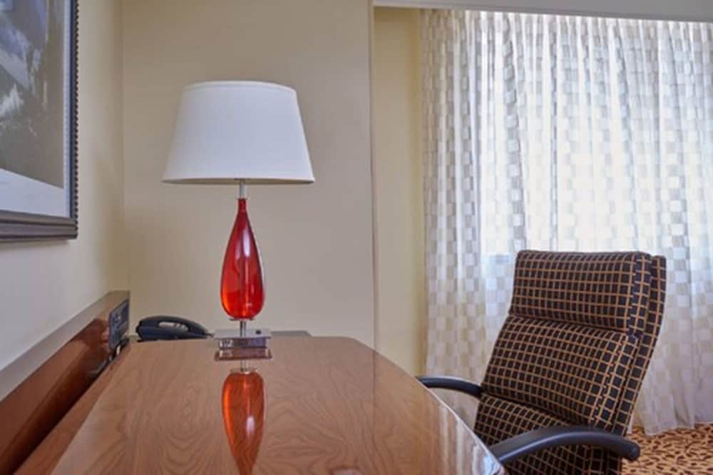 Wyndham Cleveland Airport 9/36