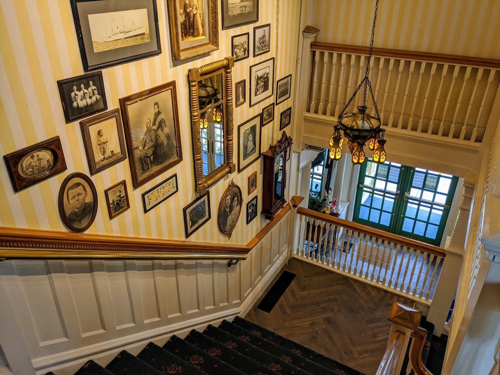 Murray Hotel 7/35