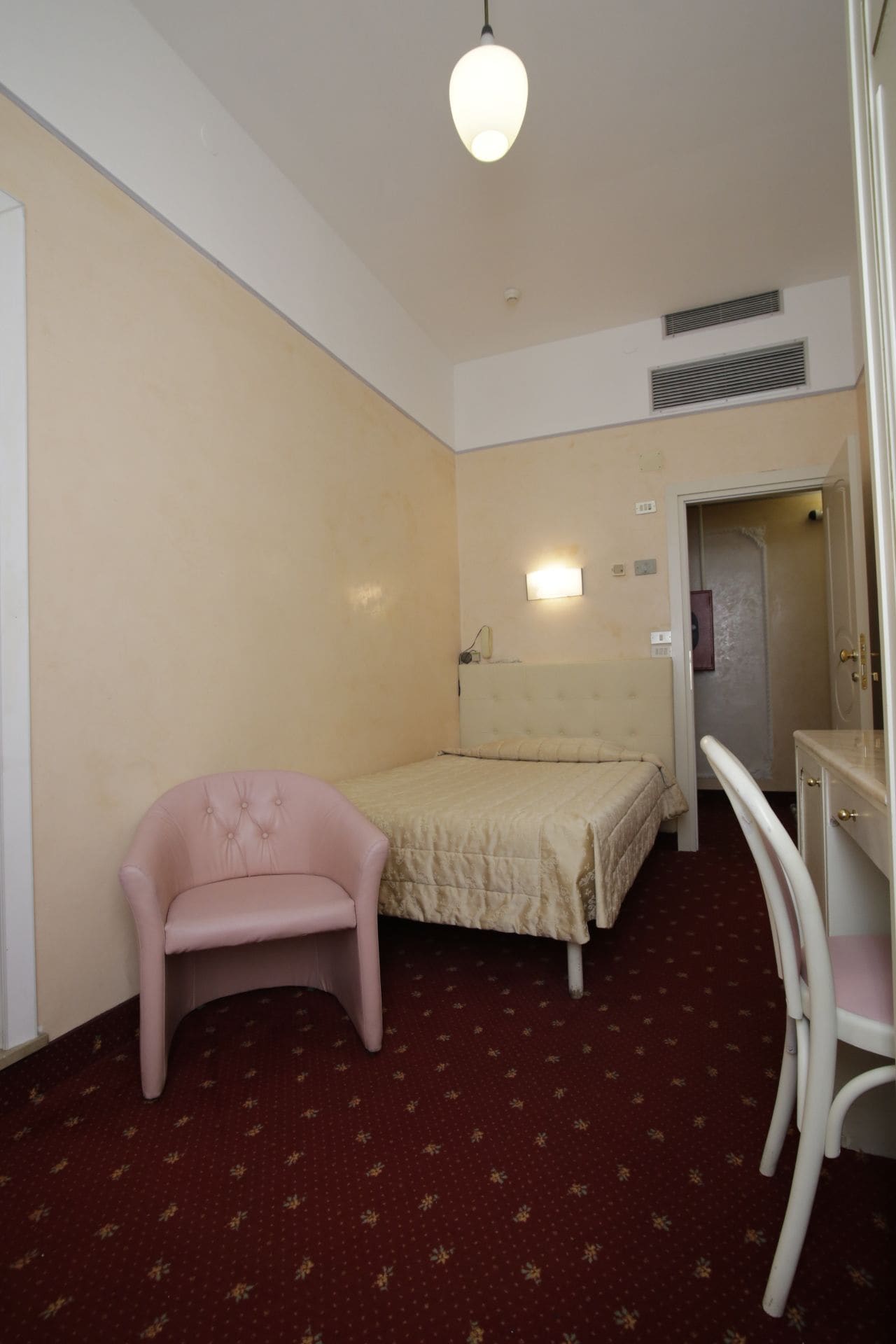 ROOM, SINGLE