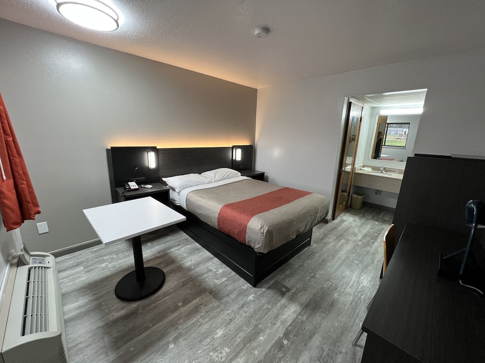 جناح ديلوكس بسرير كينج بجاكوزي، Motel6 Dyersburg, TN 3/10