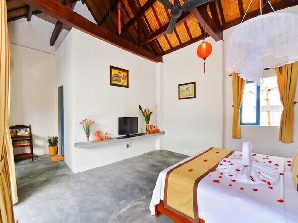 Local Beach Homestay 8/31