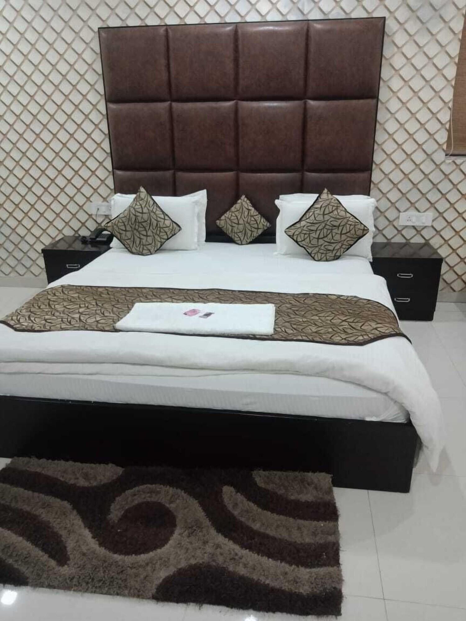 Hotel Mandakini Lush 18/28