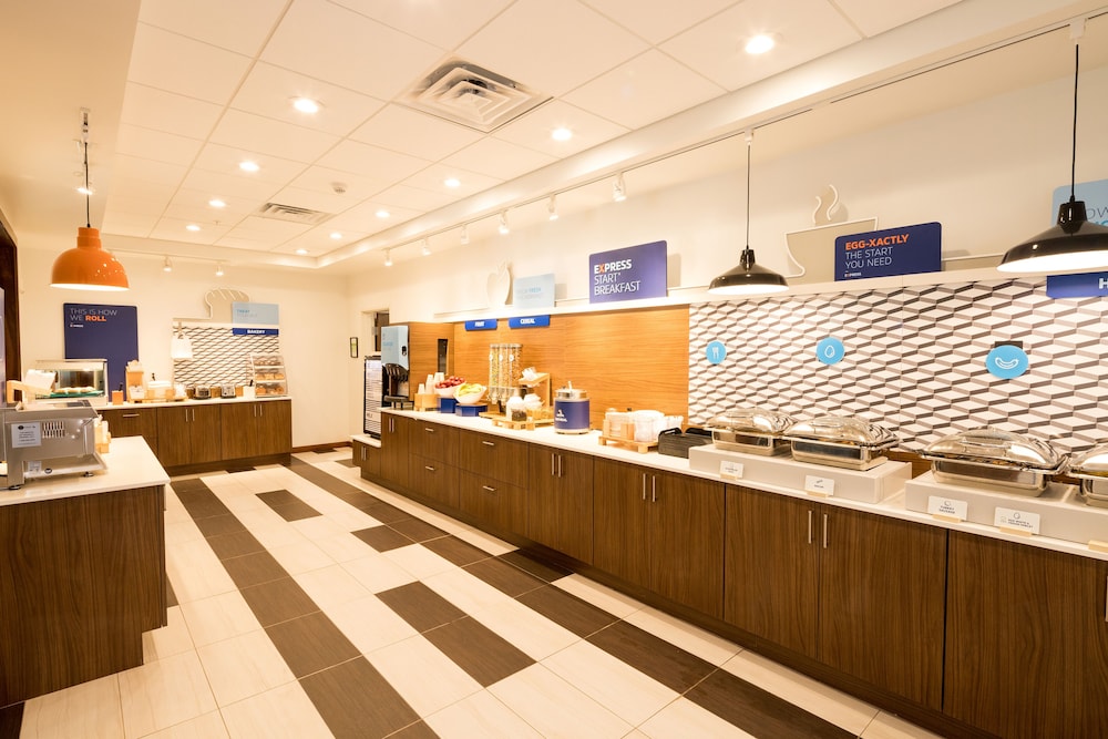 Holiday Inn Express Hotel Suites Bay City 6/49