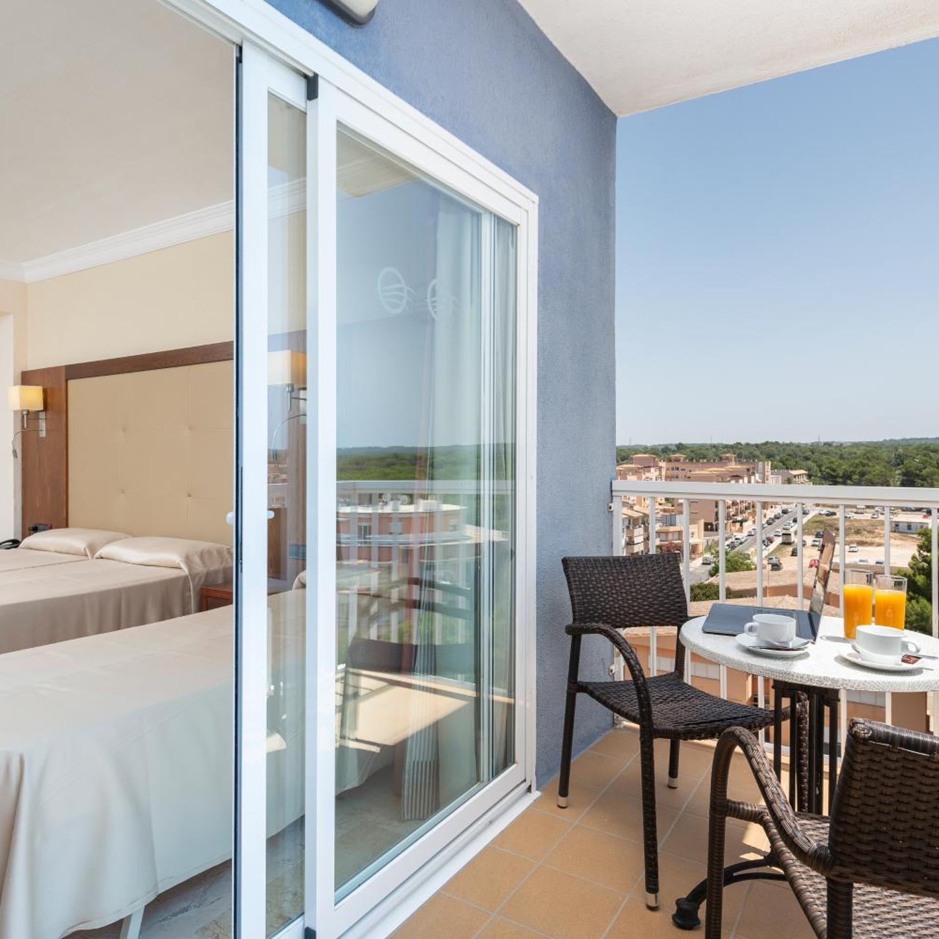 غرفة بسرير مزدوج أو سريرين منفصلين بشرفة مع سرير إضافي، Hotel Torre Azul & Spa - Adults Only 6/9