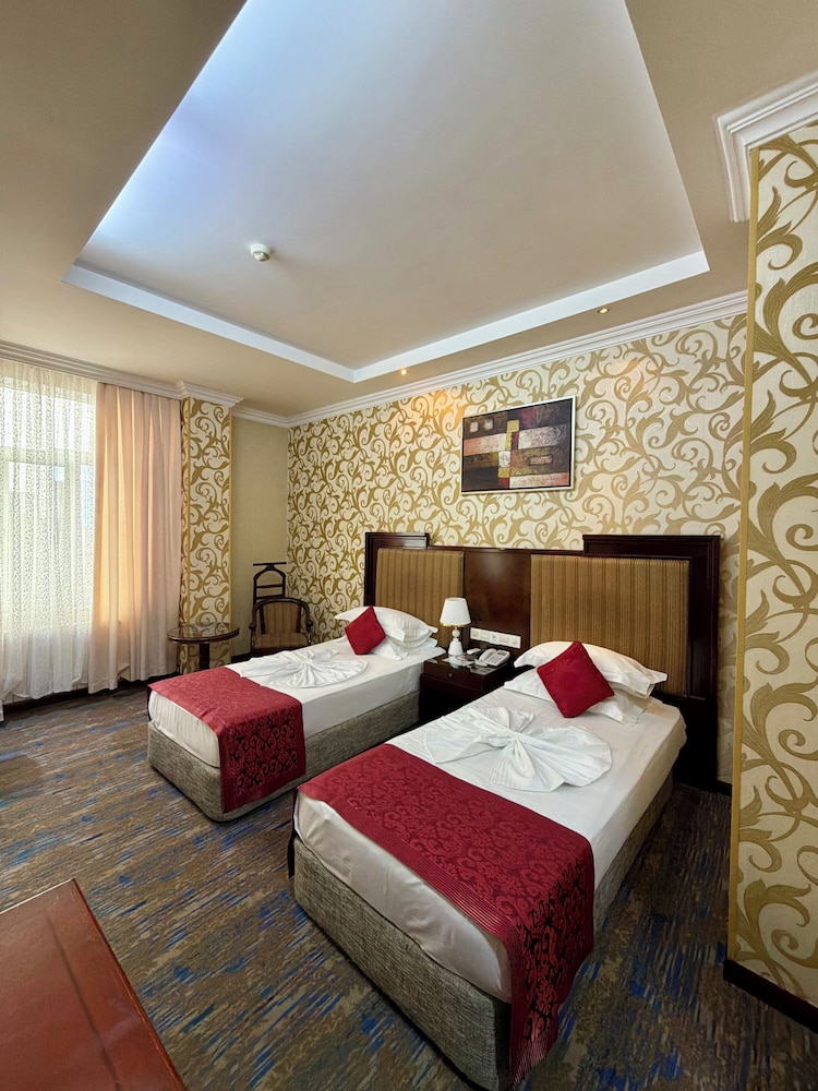 Royal Hotel 27/69