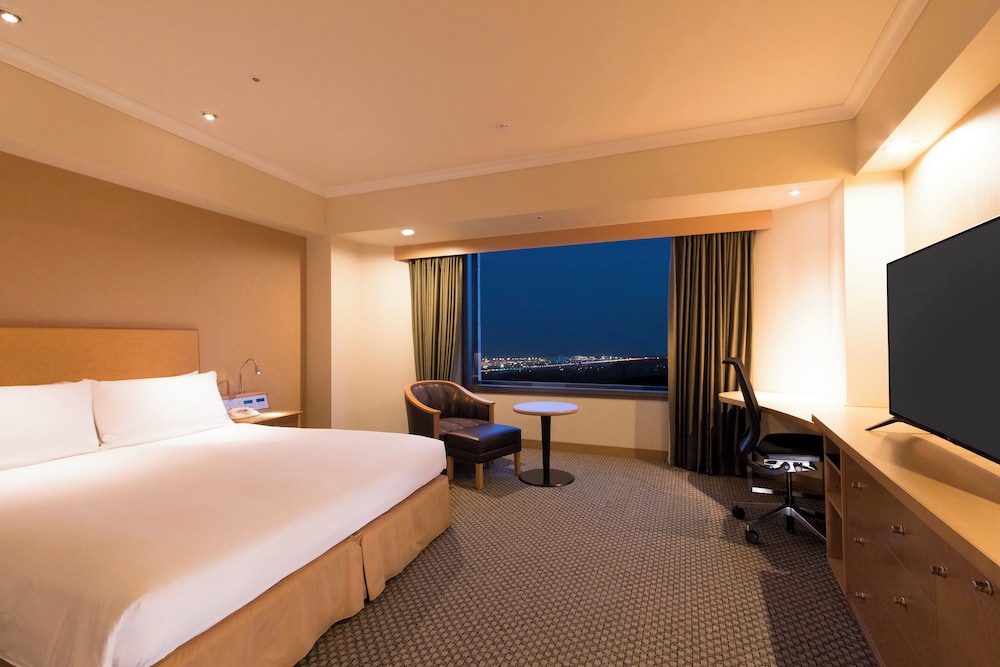 Plus, Deluxe, Queen Bed, Airport View