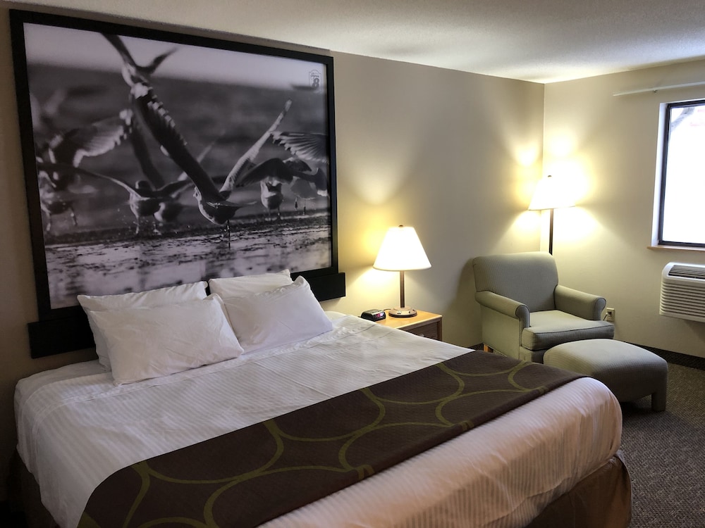 Super 8 by Wyndham Salmon Arm 17/35